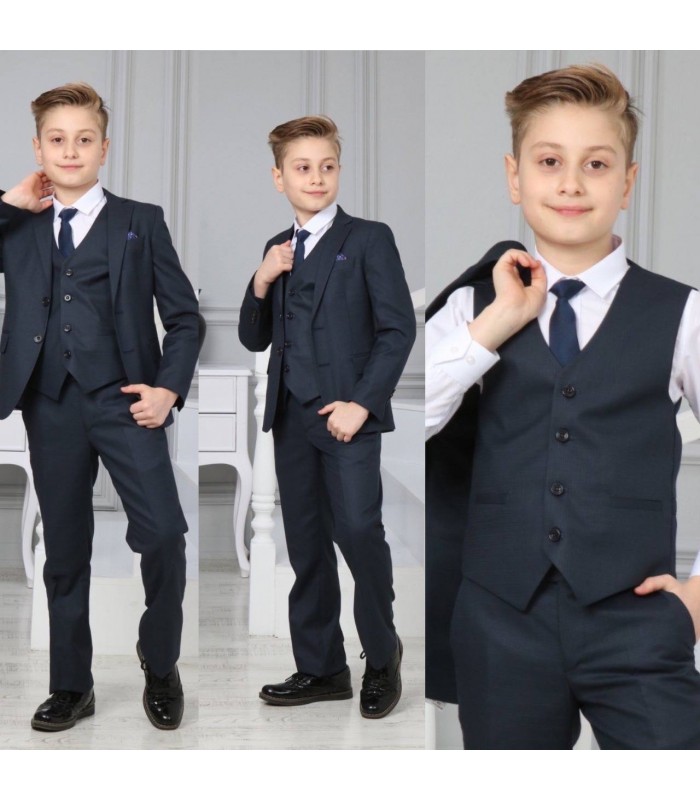 Класически тъмно син костюм